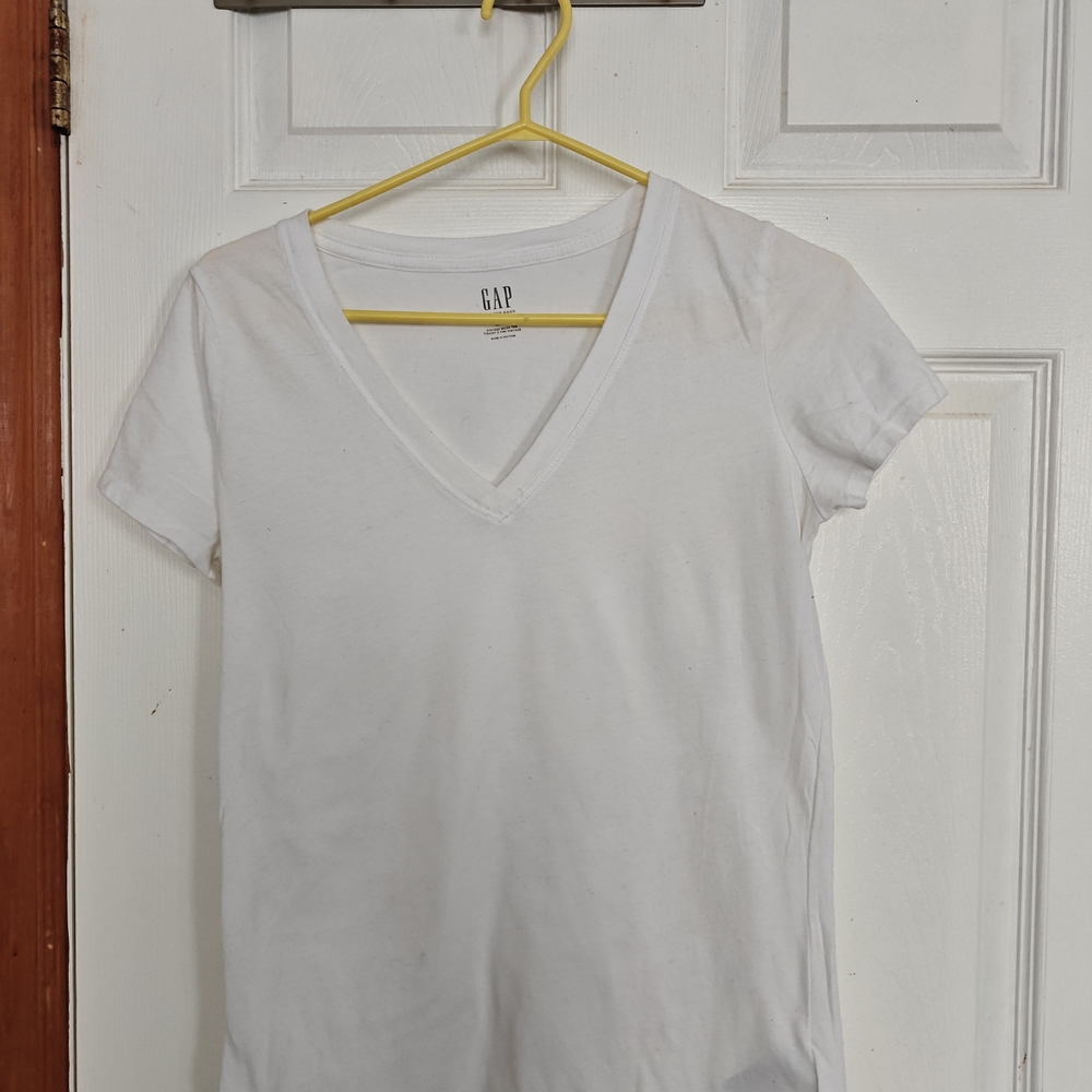 Gap for Good White V-neck 100% Cotton T-shirt. x-small. ***Two for $20***